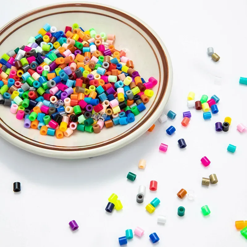 Foto aproximada dos pequenos beads cilíndricos, com abertura no centro, em diferentes cores