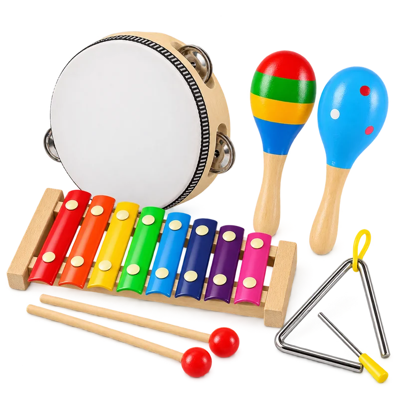 Alguns instrumentos do kit: xilofone colorido, pandeiro, maracas e triângulo