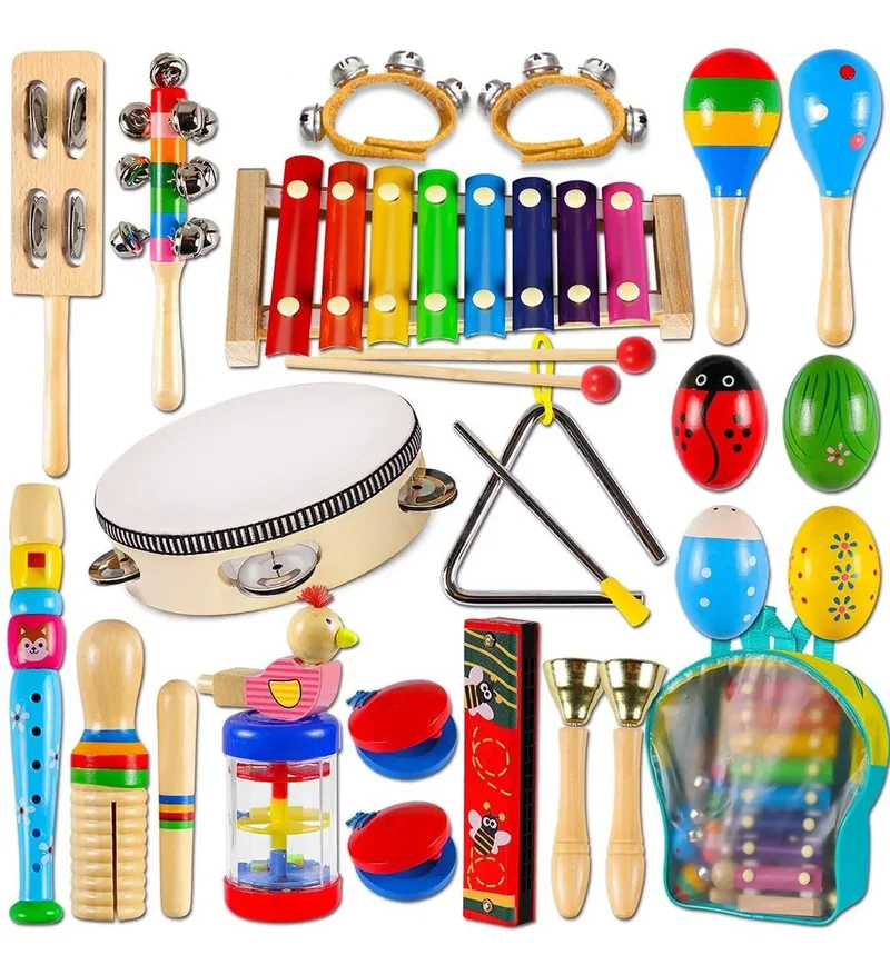 Conjunto multicolorido com xilofone, pandeiro, triângulo, maracas, ovinhos, sinos, gaita, flauta, reco-reco, castanholas e bolsa